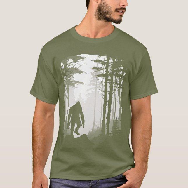 Graphic Bigfoot Sasquatch Silhouette Forest Mist T Shirt (Framsida)