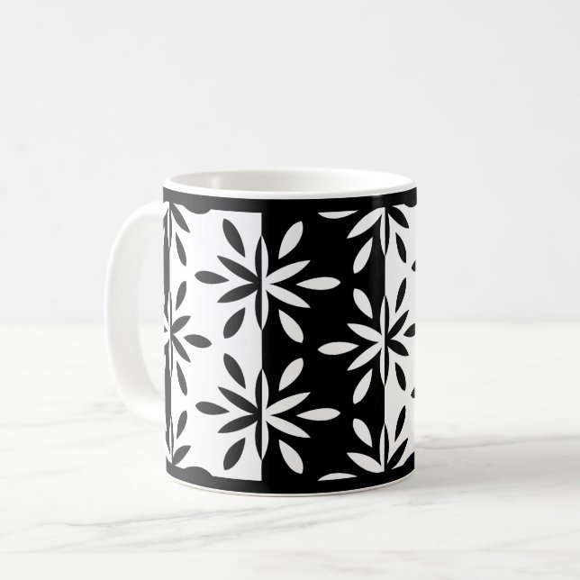 Graphic Black and White Geometric Flower Mönster C Kaffemugg (Framsida vänster)
