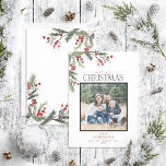 Gräs Berry God jul-skript Foto Helgdag Ca Julkort<br><div class="desc">Vi presenterar vårt Gräs Berry God jul-skriptfotokort för Helgdag! Det här vackra kortet har ett foto från din favoritfamilj, med God jul i en populär, skriven kalligrafi och serif font duo. Det är förskönat med festila handmålade vattenfärgade botaniska ämnen från gräs och röda bär, skapar det perfekten för att skicka...</div>