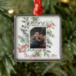 Gräs Greenery Holly Photo God jul Julgransprydnad Metall<br><div class="desc">Foto på personligen i ett holly ram skapat med vattenfärgen gräs boughs & holly bär på en ren vit bakgrund för den vackraste helgdag prydnadsföremål för alla dina familjer och vänner. God jul hälsning lades till framsidan av denna skönhet för att lägga till extra elegans. Lägg till aktuellt år. En...</div>