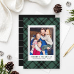Gräs Grönt Tartan Play God jul Photo Julkort<br><div class="desc">Fotokort för vintern med kort för vintern är ett favoritfoto med en klassisk men modern jägare-grönt/gräs-grönt och en svart skotsk tartan med en mönstrad bakgrund. Anpassa anpassningsbarna "God jul" till din föredragna formulering,  namn och året. Ett samordnande mönster av glansigt svart och vitt vågrät rand går bakåt på kortet.</div>