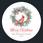 Gräs Holly Wandeine Kardinal jul Runt Klistermärke<br><div class="desc">Traditionell juldesign omfattar en gräs- och en kornkrans med gräs och blommor. En röd kardinal sitter i mitten. God jul,  skrivet i en vacker kalligrafi,  placeras nedanför.</div>