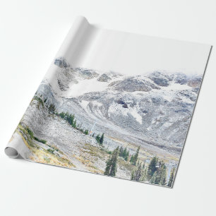 GRÄS TRÄD NÄRA MOUNTAIN SOM OMFATTAS AV SNÖ PRESENTPAPPER