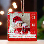 Gräs Träd & Snö Baby, födelseattentat och foto Red Julgransprydnad Keramik<br><div class="desc">Nyfödd bebis födelsetal är fotojulprydnad. Utformningen har två foton, ett foto på framsidan och ett på baksidan. Visning nyfödd bebis. Födelsedatum visas längs sidan och baby namn och födelsestatus längs grund. En röd bakgrund med vitt snöflingor, gräs träd och hjort läggs till längs grund i fotot. **Observera att du kan...</div>