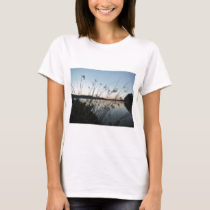 Gräs vid sjö Sunset Tee Shirt