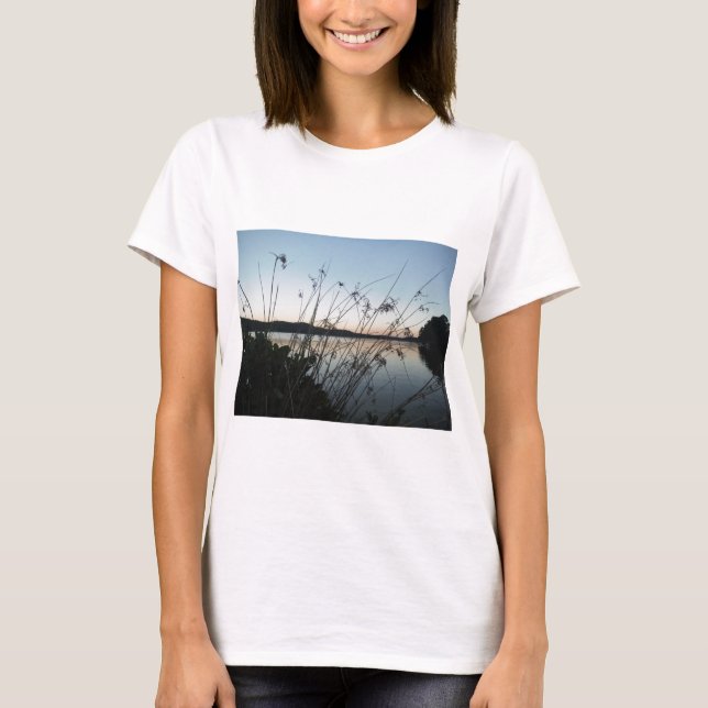 Gräs vid sjö Sunset Tee Shirt (Framsida)