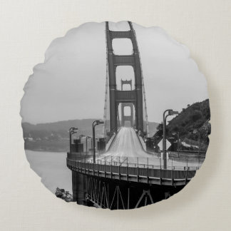 GRASCALE PHOTOGRAPHY OF CABLE BRIDGE RUND KUDDE