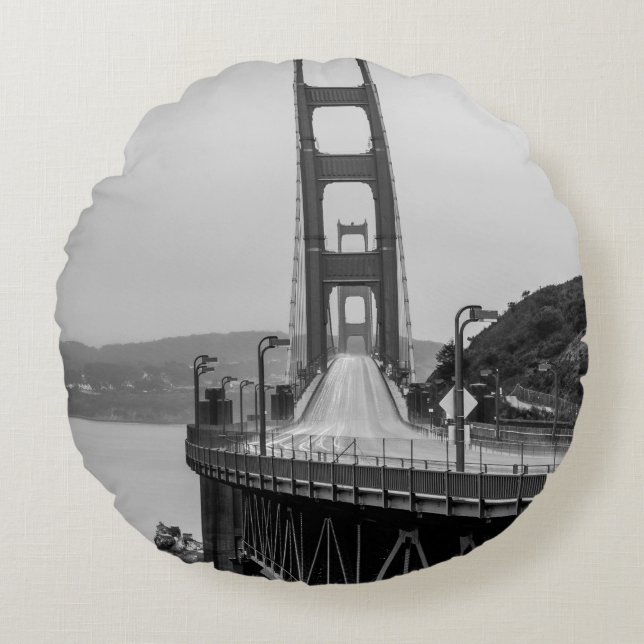 GRASCALE PHOTOGRAPHY OF CABLE BRIDGE RUND KUDDE (Framsidan)