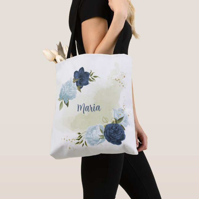 Gråsej, dammig, blå blommigt tygkasse (Närbild)