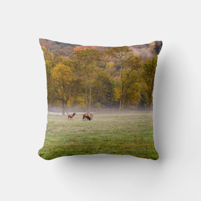 Grasing Elk Couple Photo Pillow Kudde (Framsida)