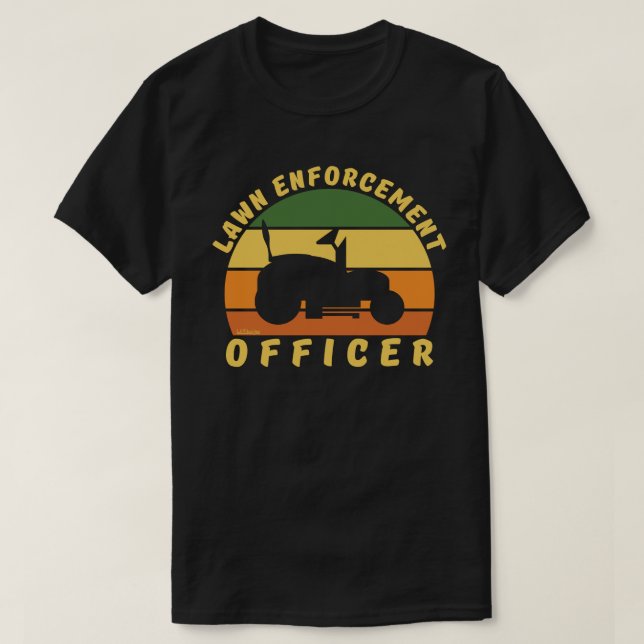 GRÄSMATTA ENFORCEMENT OFFICER lustig  gåva T Shirt (Design framsida)