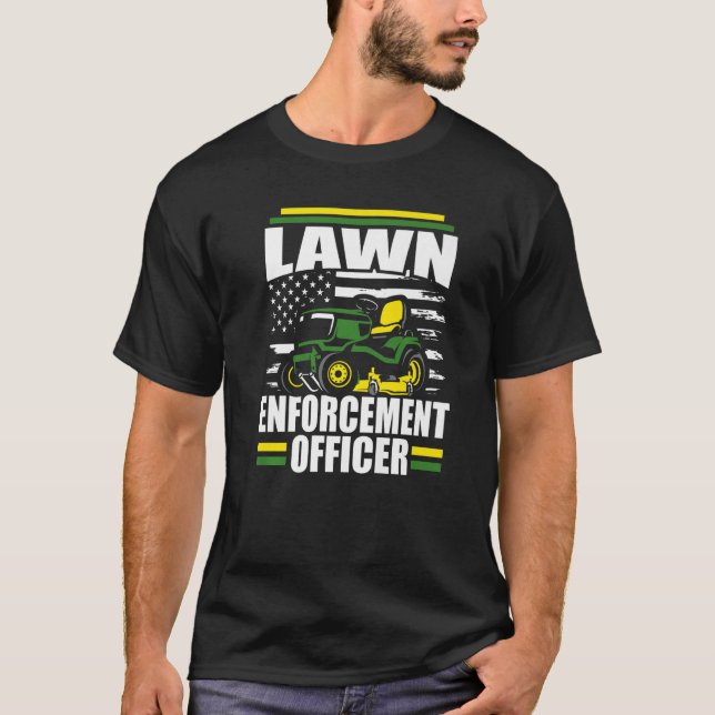 Gräsmatta Enforcement Officer Mower American Flagg T Shirt (Framsida)
