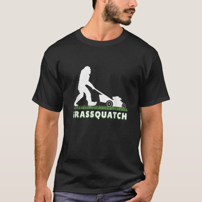 Gräsmatta Mows Funny Bigfoot Mower Sasquatch T Shirt (Framsida)