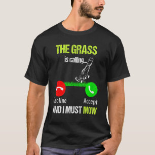 Gräsmatta som gräver upp gräset och jag måste gå t shirt