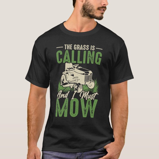 Grässen ringer och jag måste gå t shirt (Framsida)