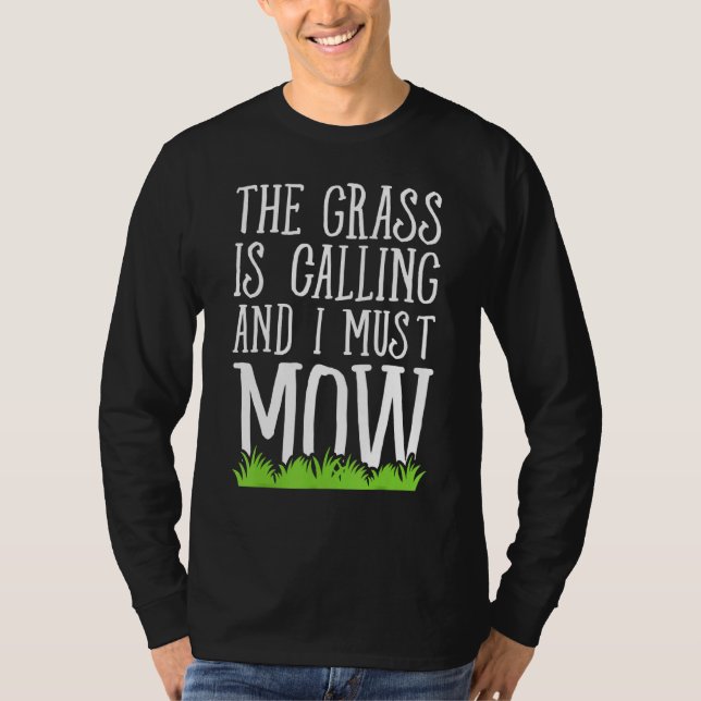 Grässen ropar och jag måste mulla - Gräsmatta T Shirt (Framsida)
