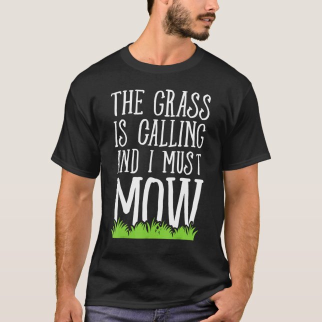 Grässen ropar och jag måste mulla - Gräsmatta T Shirt (Framsida)
