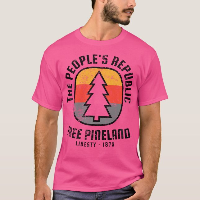 Gratis Pineland Retro Camping Badge T Shirt (Framsida)