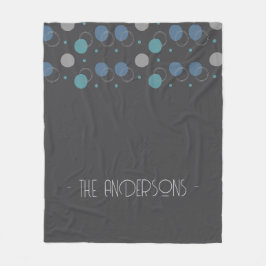 Grått-abstrakt med monogram fleecefilt