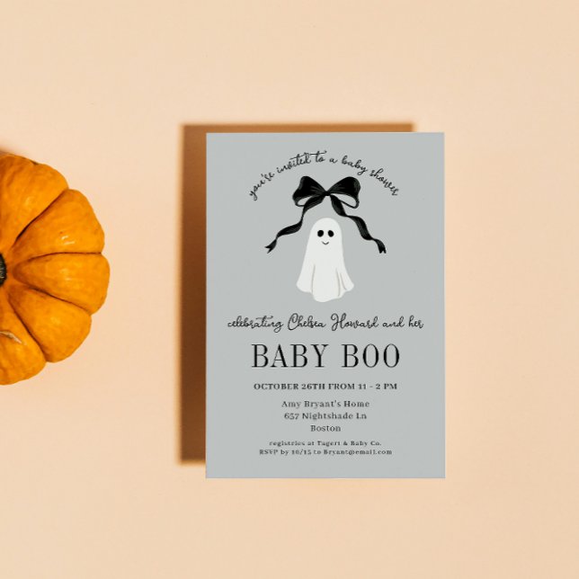 Grått Baby Boo Ghost Halloween Baby Shower Inbjudningar (light gray halloween baby shower invitation welcomes the little boo that's almost due with a ghost)