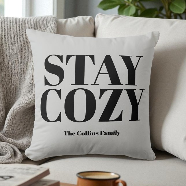Grått Behåll Mysigt besittningstypografi Svart dit Kudde (Gray Stay Cozy Festive Typography Black Your Name Throw Pillow)