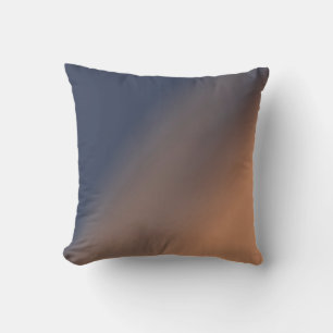 Grått-blå och beige övertoning. kudde