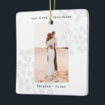 Grått Blommigt-skrivmaskin | Merry and Married Pho Julgransprydnad Keramik<br><div class="desc">Skrivmaskin för svartvitt och grått-Blommigt | Ät och gift fotokeramisk prydnadsföremål</div>