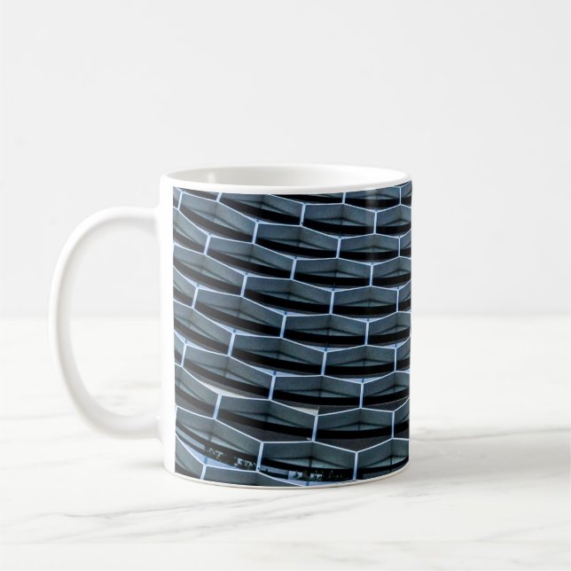 Grått byggnad under blå himmel kaffemugg (Vänster)
