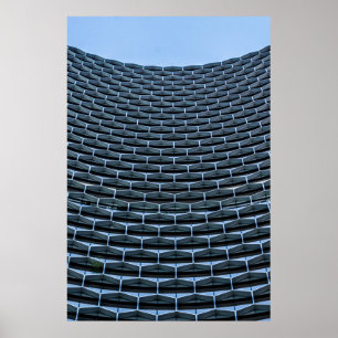 Grått byggnad under blå himmel poster