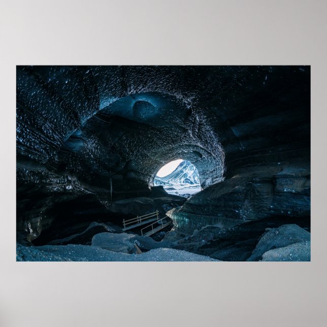 GRÅTT CAVE POSTER (Framsidan)