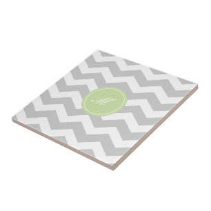 Grått Chevron med monogramplattor Kakelplatta