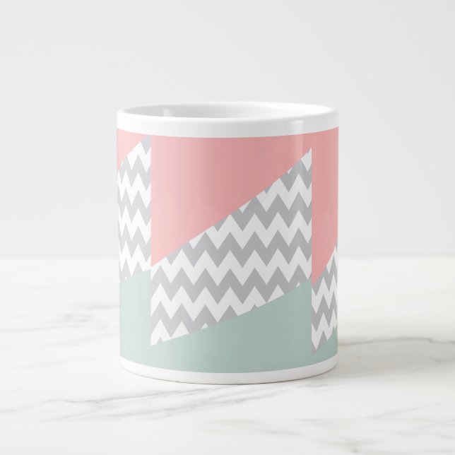 Grått Chevron Mint och Coral Jumbo Mugg (Framsidan)