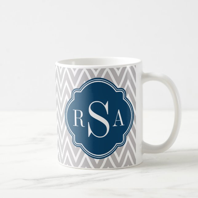 Grått Chevron Navy Monogram Initial Brev Kaffemugg (Höger)