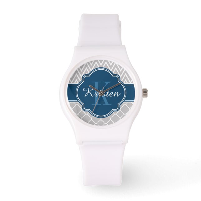 Grått Chevron Quatrefoil Mönster Blue Monogram Armbandsur (Framsida)