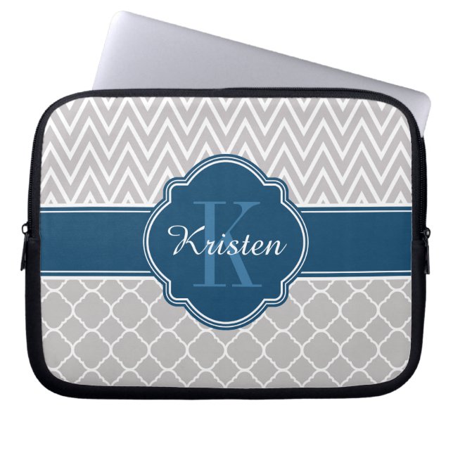 Grått Chevron Quatrefoil Mönster Blue Monogram Laptop Fodral (Framsidan)