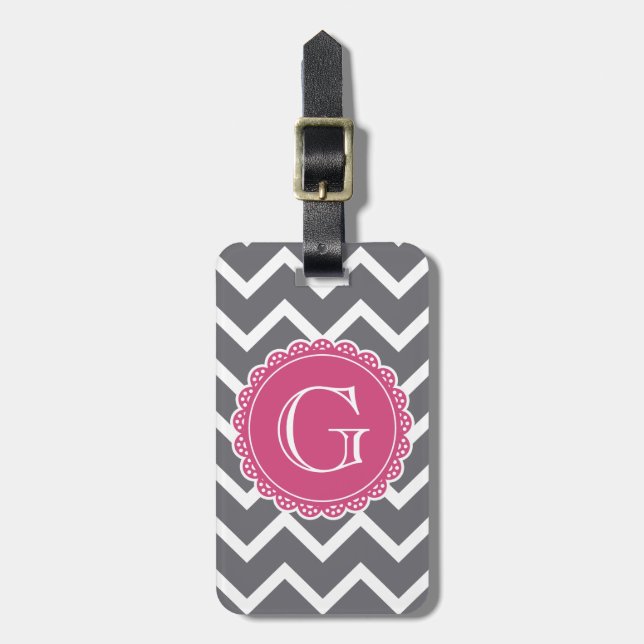 Grått Chevron Rosa Monogram Bagagebricka (Vertikal Framsida)