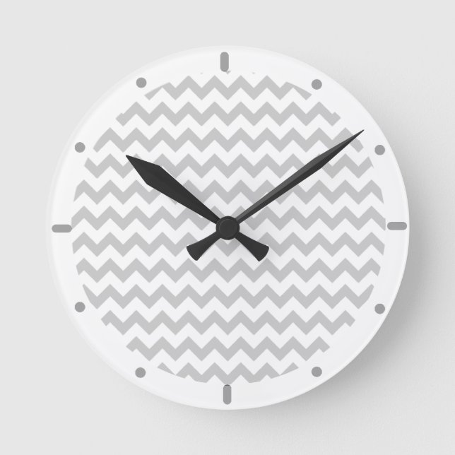 Grått Chevrons on White Wall Clock Rund Klocka (Framsida)