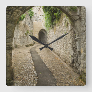 Grått Cobblestone street, Frankrike Fyrkantig Klocka