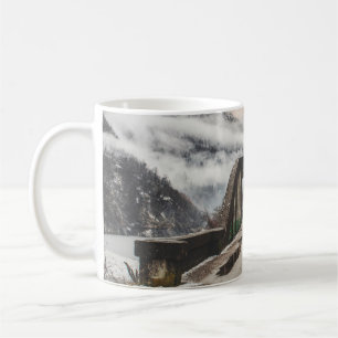 GRÅTT CONRETE ARCH BRIDE BESIDE LEAFLESS TRÄD NÄRH KAFFEMUGG