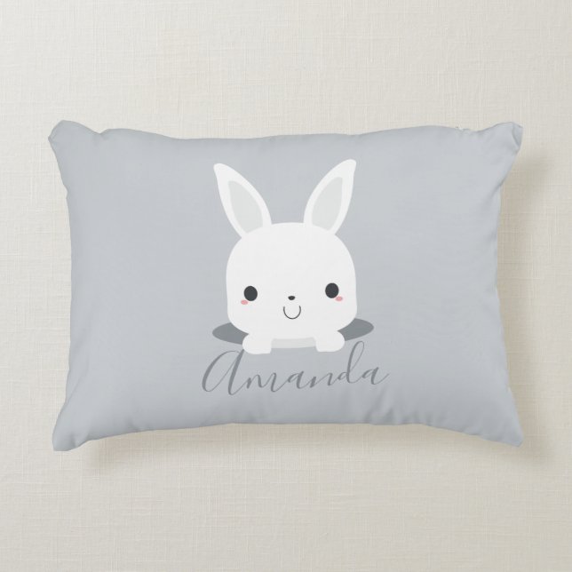 Grått Cute Little Bunny Rabbit med eget namn Prydnadskudde (Framsidan)