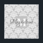 Grått Damask Monogram med Namn Magnet<br><div class="desc">Den här söt magneten har ett vitt dämpningsmönster över en grått-bakgrund. Utformningen är personlig med ett första monogram brev och ett anpassade namn. Den här söt feminina mönster gör den till en underbar gåva till vilken kvinna eller flicka som helst.</div>