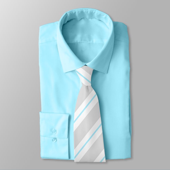 Grått-, diamantblått- och vitstrimlad halsruta slips (Grey, Diamond Blue, and White Striped Necktie on Blue Shirt)