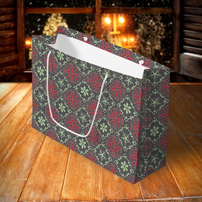 Grått Elegant Nordic Winter Snowflake Trendig (Red and green snowflake pattern grey gift bag.)