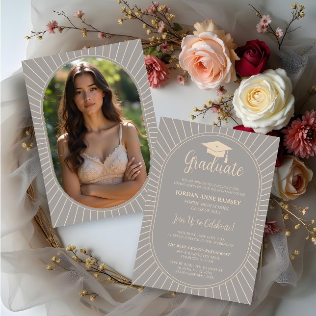 Grått Elegant Vintage Oval Student Cap Photo Inbjudningar (Grey Elegantly Vintage Oval-Shape Graduate Cap Invitations Cards with Back Photo.)