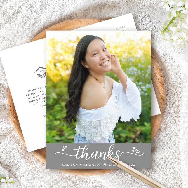 Grått examensfoto Vitt skript Hjärta Tack Vykort (Skapare uppladdad)