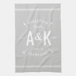 Grått Farmhouse Arrow Monogram | Redigerbar Färg Kökshandduk