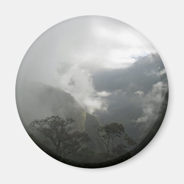 Grått Foggy Clouds ovanför bergen Magnet (Framsidan)