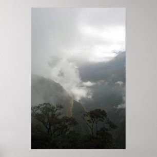 Grått Foggy Clouds ovanför bergen Poster