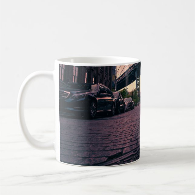 GRÅTT FORDON PÅ VÄGEN BESIDE CONRETE BYGGNAD KAFFEMUGG (Vänster)