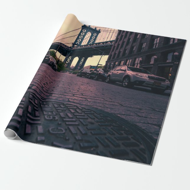 GRÅTT FORDON PÅ VÄGEN BESIDE CONRETE BYGGNAD PRESENTPAPPER (Utrullad)